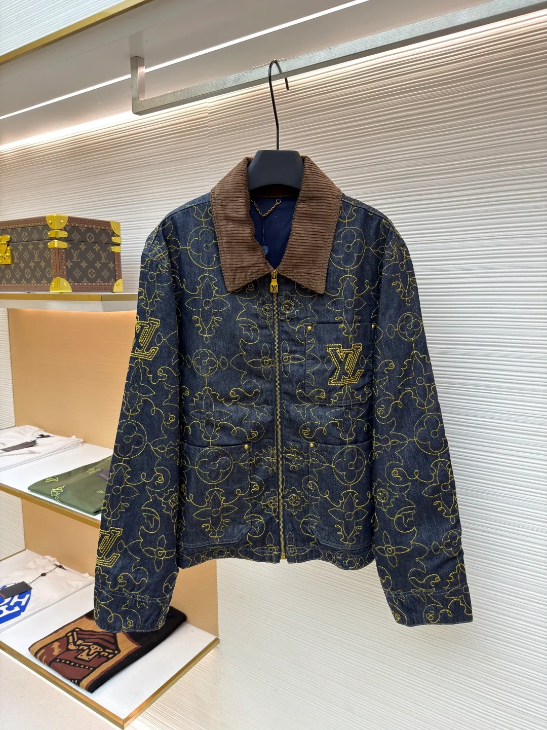 LOUIS VUITTON black and gold line embroidered lapel denim jacket ●Original version: purchased and developed by 22909 ●Item number: 1681009-C60 ●Fabric: denim fabric ●Technology: embroidery production ●Version: fitted version ●Weight: about 845 grams ●Size: 46-48-50-52 ●Description: Monogram elements blend with western style. The pockets and hem are intricately embroidered with contrasting yarn. The pattern processing code is used to position each piece. An imported extended single-arm embroidery machine is used to accurately position the flat embroidery process. The ready-made garments ensure that the joints of each piece are accurately aligned. Brand logo on the chest and back, Saddle embossed patch on one of the pockets, corduroy collar, chest patch pockets, zipper front with engraved zipper pull, and inner lining for added comfort. The overall wiring is straight and delicate, the fabric is comfortable and soft, and the color is consistent without color difference. It can be matched with the same style to create a fashionable look and control various occasions. Customized accessories, complete with three standards, same style for men and women!